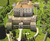 [Vista di Castel Thun a volo d'uccello]