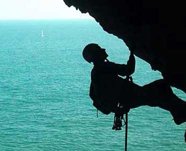 [Arrampicarsi su una roccia a picco sul mare]